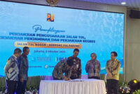Kepala BPJT Wilan Oktavian (ketiga kanan) menghadiri acara penandatanganan  Perjanjian Pengusahaan Jalan Tol (PPJT), Perjanjian Penjaminan, dan Perjanjian Regres di Kementerian Pekerjaan Umum (PU), Jakarta, Jumat (3/10/2025). Foto: Muhammad Fhandra Hardiyon/kumparan
