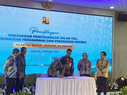 Kepala BPJT Wilan Oktavian (ketiga kanan) menghadiri acara penandatanganan  Perjanjian Pengusahaan Jalan Tol (PPJT), Perjanjian Penjaminan, dan Perjanjian Regres di Kementerian Pekerjaan Umum (PU), Jakarta, Jumat (3/10/2025). Foto: Muhammad Fhandra Hardiyon/kumparan