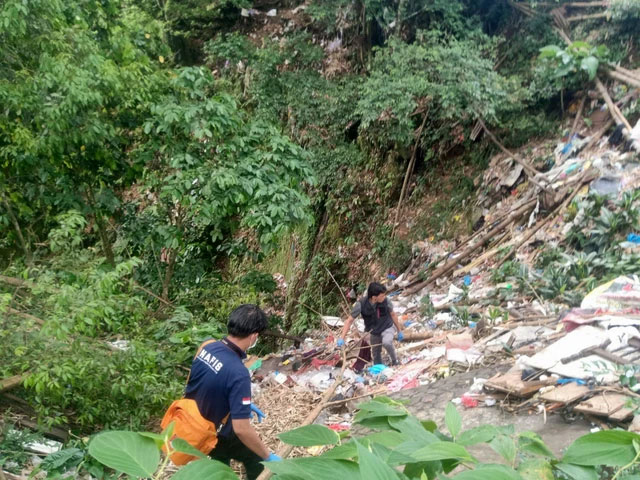 Lokasi potongan tubuh bayi ditemukan di pinggir Ngarai Sianok.  Foto: Dok. Polsek Kota Bukuttinggi
