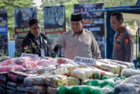 Presiden Prabowo Subianto didampingi Kapolri Jenderal Listyo Sigit Prabowo mengecek barang bukti narkoba yang akan dimusnahkan di Lapangan Bhayangkara, Mabes Polri, Jakarta Selatan, Rabu (29/10/2025). Foto: Jamal Ramadhan/kumparan
