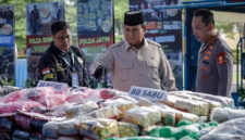 Presiden Prabowo Subianto didampingi Kapolri Jenderal Listyo Sigit Prabowo mengecek barang bukti narkoba yang akan dimusnahkan di Lapangan Bhayangkara, Mabes Polri, Jakarta Selatan, Rabu (29/10/2025). Foto: Jamal Ramadhan/kumparan