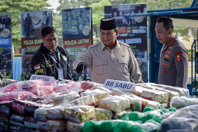 Presiden Prabowo Subianto didampingi Kapolri Jenderal Listyo Sigit Prabowo mengecek barang bukti narkoba yang akan dimusnahkan di Lapangan Bhayangkara, Mabes Polri, Jakarta Selatan, Rabu (29/10/2025). Foto: Jamal Ramadhan/kumparan
