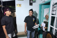 RH (kiri) dan petugas Satnarkoba Polres Padang Panjang.