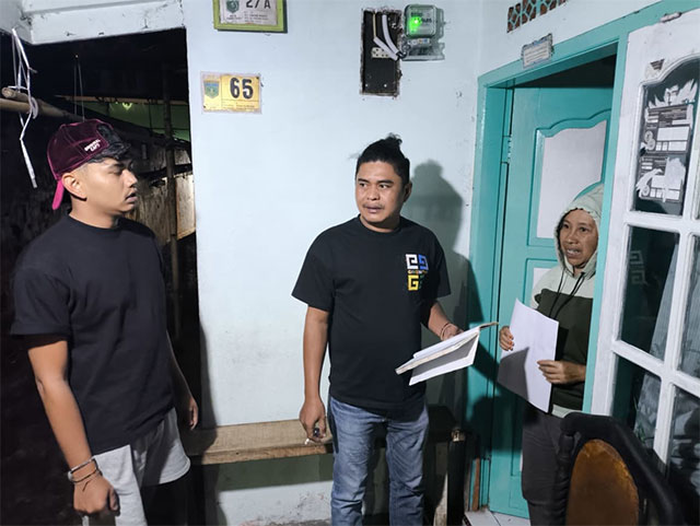 RH (kiri) dan petugas Satnarkoba Polres Padang Panjang.