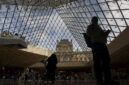 Sejumlah pengunjung berwisata saat museum kembali dibuka setelah pencurian perhiasan di Museum Louvre, Paris, Prancis, Rabu (22/10/2025). Foto: Gonzalo Fuentes/Reuters