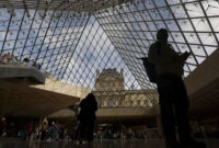 Sejumlah pengunjung berwisata saat museum kembali dibuka setelah pencurian perhiasan di Museum Louvre, Paris, Prancis, Rabu (22/10/2025). Foto: Gonzalo Fuentes/Reuters