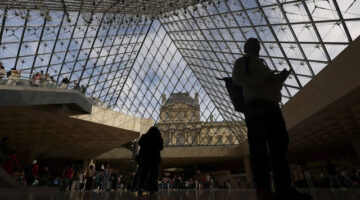 Sejumlah pengunjung berwisata saat museum kembali dibuka setelah pencurian perhiasan di Museum Louvre, Paris, Prancis, Rabu (22/10/2025). Foto: Gonzalo Fuentes/Reuters