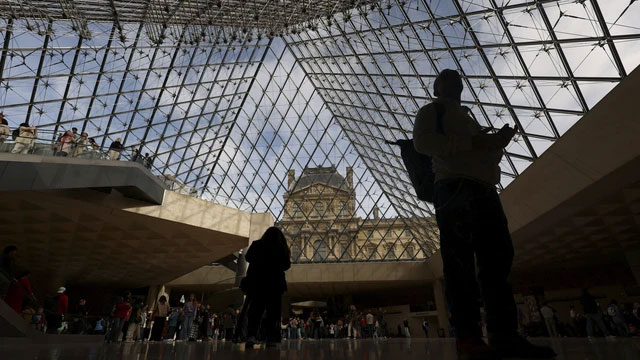 Sejumlah pengunjung berwisata saat museum kembali dibuka setelah pencurian perhiasan di Museum Louvre, Paris, Prancis, Rabu (22/10/2025). Foto: Gonzalo Fuentes/Reuters