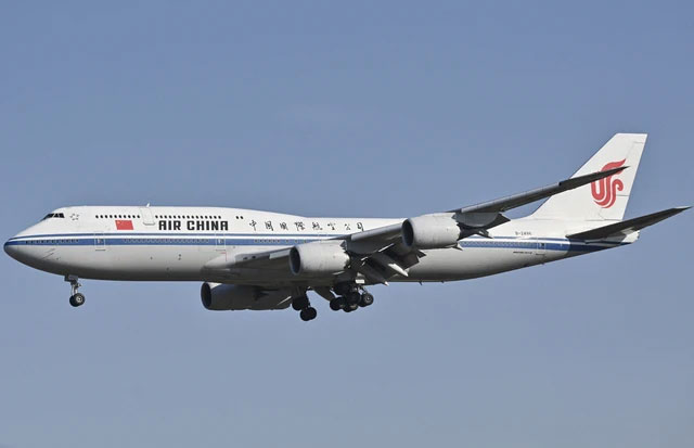 Pesawat Air China Airbus Boeing 747-8 bersiap mendarat di Bandara Internasional Capital, Beijing, China, Selasa (22/10/2024). Foto: Adek Berry/AFP