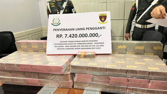 Penyerahan uang pengganti senilai Rp 7,42 milliar. | Foto: Sinta Yuliana/Lampung Geh
