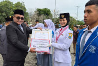 walikota alfin memberikan Apresiasi pemuda berprestasi di sungai penuh