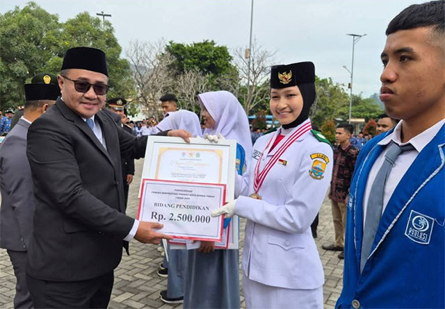 walikota alfin memberikan Apresiasi pemuda berprestasi di sungai penuh