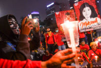 Buruh membawa poster tokoh buruh Marsinah saat melakukan aksi di Kawasan Patung Kuda, Jakarta, Selasa (10/11/2020). Foto: WAHYU PUTRO A/ANTARA FOTO