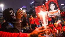Buruh membawa poster tokoh buruh Marsinah saat melakukan aksi di Kawasan Patung Kuda, Jakarta, Selasa (10/11/2020). Foto: WAHYU PUTRO A/ANTARA FOTO