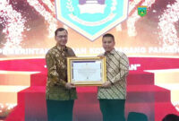 Walikota Hendri Arnis saat menerima penghargaan kearsipan tingkat nasional.