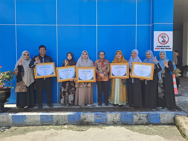 Penerima penghargaan atas prestasi juara dari Kota Padang Panjang.