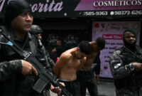 PERANG NARKOBA -- Polisi Brazil menyeret seseorang dalam perang melawan narkoba hingga ratusan jiwa meninggal. 