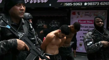 PERANG NARKOBA -- Polisi Brazil menyeret seseorang dalam perang melawan narkoba hingga ratusan jiwa meninggal. 