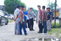 Tim survey jalan rusak di Kabupaten Dharmasraya, Sumbar.