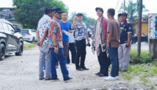 Tim survey jalan rusak di Kabupaten Dharmasraya, Sumbar.