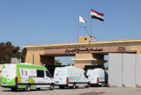 Ambulans melaju saat perbatasan Rafah antara Mesir dan Jalur Gaza dibuka kembali, Sabtu (1/2/2025). Foto: Mohamed Abd El Ghany/REUTERS