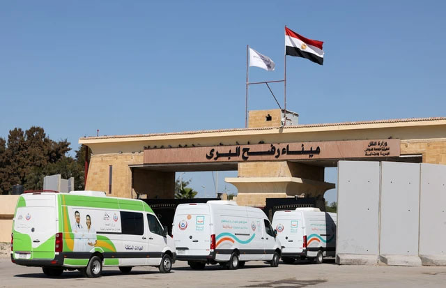 Ambulans melaju saat perbatasan Rafah antara Mesir dan Jalur Gaza dibuka kembali, Sabtu (1/2/2025). Foto: Mohamed Abd El Ghany/REUTERS