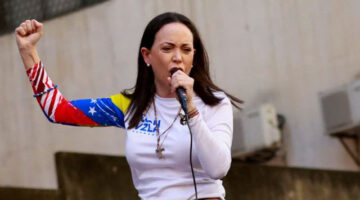 Pemimpin oposisi Venezuela, Maria Corina Machado berpidato di hadapan para pendukungnya dalam sebuah protes menjelang pelantikan Presiden Nicolas Maduro untuk masa jabatan ketiganya di Caracas, Venezuela, pada 9 Januari 2025. Foto: Leonardo Fernandez Viloria/REUTERS
