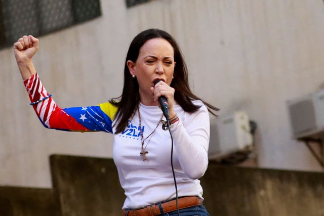 Pemimpin oposisi Venezuela, Maria Corina Machado berpidato di hadapan para pendukungnya dalam sebuah protes menjelang pelantikan Presiden Nicolas Maduro untuk masa jabatan ketiganya di Caracas, Venezuela, pada 9 Januari 2025. Foto: Leonardo Fernandez Viloria/REUTERS
