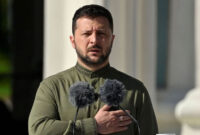 Presiden Ukraina Volodymyr Zelensky berbicara kepada prajurit Ukraina saat upacara memperingati Hari Kemerdekaan Ukraina, di Kyiv pada Kamis (24/8/2023). Foto: Sergei Chuzavkov/AFP
