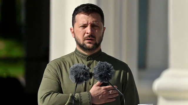 Presiden Ukraina Volodymyr Zelensky berbicara kepada prajurit Ukraina saat upacara memperingati Hari Kemerdekaan Ukraina, di Kyiv pada Kamis (24/8/2023). Foto: Sergei Chuzavkov/AFP