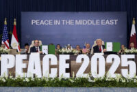 Presiden AS Donald Trump dan Presiden Mesir Abdel Fattah el-Sisi memegang perjanjian yang ditandatangani untuk fase pertama gencatan senjata Gaza antara Israel dan Hamas, di Sharm El-Sheikh, Mesir, Senin (13/10/2025). Foto: Evelyn Hockstein/REUTERS
