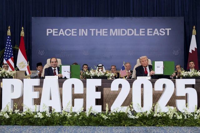 Presiden AS Donald Trump dan Presiden Mesir Abdel Fattah el-Sisi memegang perjanjian yang ditandatangani untuk fase pertama gencatan senjata Gaza antara Israel dan Hamas, di Sharm El-Sheikh, Mesir, Senin (13/10/2025). Foto: Evelyn Hockstein/REUTERS
