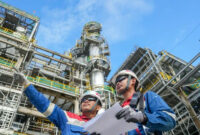 Petugas Pertamina dalam mengoperasionalkan kilang minyak. Foto: Dok. Pertamina
