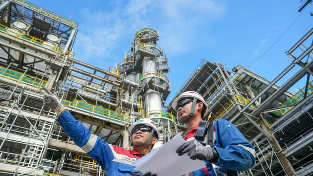 Petugas Pertamina dalam mengoperasionalkan kilang minyak. Foto: Dok. Pertamina

