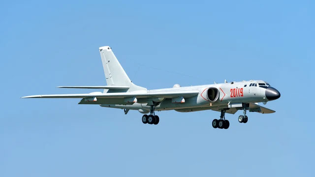 Pesawat pengebom H-6K China. Foto: Shutterstock
