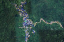 Tangkapan layar dari Google Maps yang menunjukkan ratusan tenda biru di kaki Gunung Halimun, Jawa Barat, Minggu (26/10/2025). Foto: Google Maps