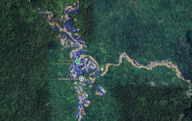 Tangkapan layar dari Google Maps yang menunjukkan ratusan tenda biru di kaki Gunung Halimun, Jawa Barat, Minggu (26/10/2025). Foto: Google Maps