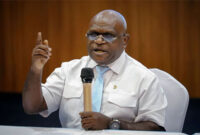 Menteri HAM Natalius Pigai memberikan keterangan pada konferensi pers terkait isu terkait Makanan Bergizi Gratis (MBG) di Kantor Kementerian HAM, Jakarta, Rabu (1/10/2025). Foto: Jamal Ramadhan/kumparan
