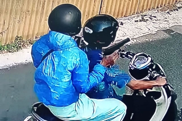 Rekaman CCTV terduga pelaku perampasan ponsel di Yogyakarta saat membawa pistol mainan plastik. Foto: Polresta Yogyakarta
