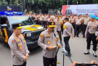 Kapolda Metro Jaya Irjen Asep Edi Suheri menyerahkan mobil Pamapta di Polda Metro Jaya, Jakarta, Rabu (15/10/2025). Foto: Rachmadi Rasyad/kumparan