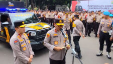 Kapolda Metro Jaya Irjen Asep Edi Suheri menyerahkan mobil Pamapta di Polda Metro Jaya, Jakarta, Rabu (15/10/2025). Foto: Rachmadi Rasyad/kumparan
