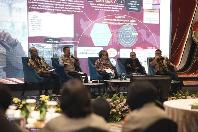 Kiri ke kanan: Junus Simangunsong, Brigjen Pol Langgeng Purnomo, Meutia Hatta, Anhar Gonggong, Supardi Hamid di Artotel Suites Mangkuluhur, Jakarta (15/10/2025). Foto: Humas Polri
