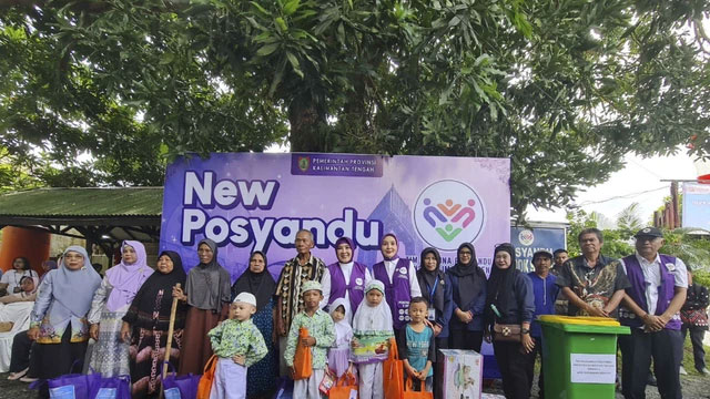 Ketua TP PKK sekaligus Tim Pembina Posyandu Tri Tito Karnavian di Posyandu Sultan, Palangkaraya, Kalteng, Kamis (23/10/2025). Foto: Dok. Kemendagri