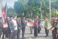 Rayosha Nabila Putri ketika menerima penghargaan yang diserahkan Wagub Sumbar, Vesko Rusaimy.