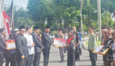 Rayosha Nabila Putri ketika menerima penghargaan yang diserahkan Wagub Sumbar, Vesko Rusaimy.