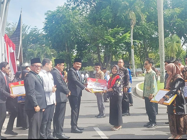 Rayosha Nabila Putri ketika menerima penghargaan yang diserahkan Wagub Sumbar, Vesko Rusaimy.