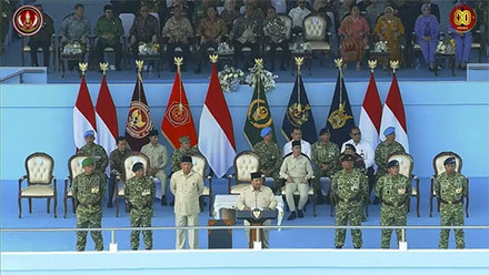 Presiden Prabowo memberikan pidato dalam peringatan Hari Ulang Tahun (HUT) ke-80 Tentara Nasional Indonesia (TNI) di Lapangan Silang Monumen Nasional (Monas), Jakarta Pusat, Minggu (5/10/2025). Foto: YouTube/ Puspen TNI  
