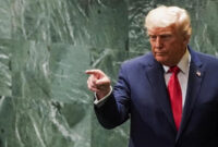 Presiden Amerika Serikat (AS) Donald Trump mengatakan tidak suka dengan sikap Duta Besar Australia, Kevin Rudd, ketika keduanya duduk berhadapan di meja kabinet di Gedung Putih, Washington D.C, Senin (20/10). (REUTERS/Alexander Drago)