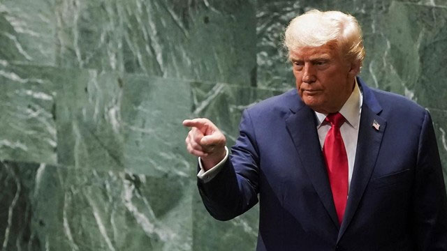 Presiden Amerika Serikat (AS) Donald Trump mengatakan tidak suka dengan sikap Duta Besar Australia, Kevin Rudd, ketika keduanya duduk berhadapan di meja kabinet di Gedung Putih, Washington D.C, Senin (20/10). (REUTERS/Alexander Drago)