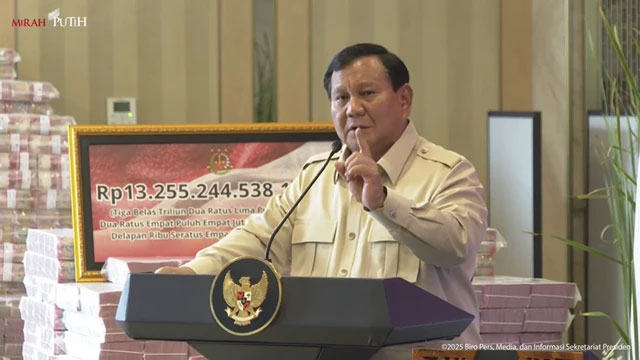 Presiden Prabowo Subianto menyampaikan sambutan saat penyerahan uang sitaan Rp 13,2 T kasus CPO di Kejaksaan Agung, Jakarta, Senin (20/10/2025).  Foto: Youtube/Sekretariat Presiden
